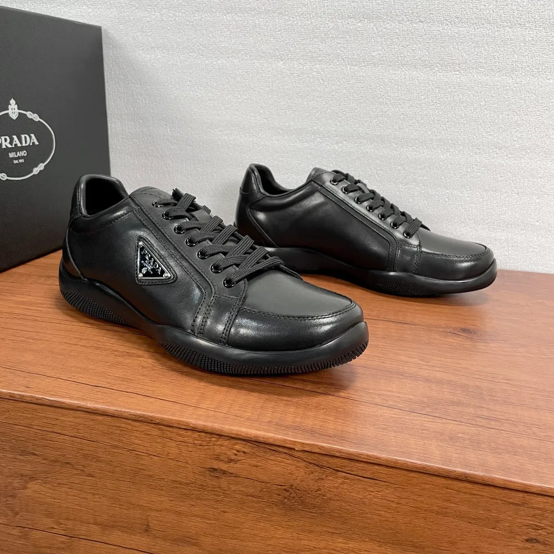 💰720 Code: YS003342 Prada/Prada men’s new leather sneakers. This sneaker is made of imported calf leather and is inspired by classic aesthetic concepts. The tongue is decorated with the recognizable P RADA MILANO embossed logo, the outside is decorated with the classic triangular metal enamel logo, and the all-metal enamel eyelets further enhance the style. Equipped with 3.5cm iconic red label lightweight elastic rubber soles, fabric and cowhide mixed lining, and silk-printed logo cowhide foot pads. The style is versatile and durable, comfortable and breathable, and comes with a full set of original packaging dust bags! Size: 39-40-41-42-43-44 Standard leather shoe size (45 can be customized but returns and exchanges are not supported) Item number: 2EE768 black